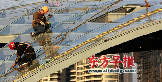 今后，上海還將限制處于人流密集、流動性大的區域內的建筑物安裝玻璃幕墻。徐曉林 早報資料